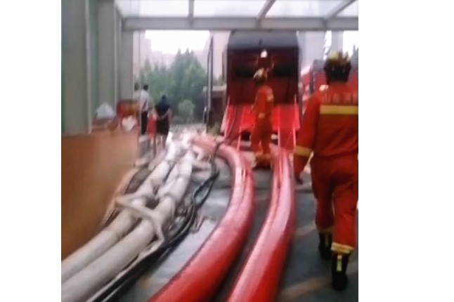 龍吸水和神龍潛水泵一起排水，加油！